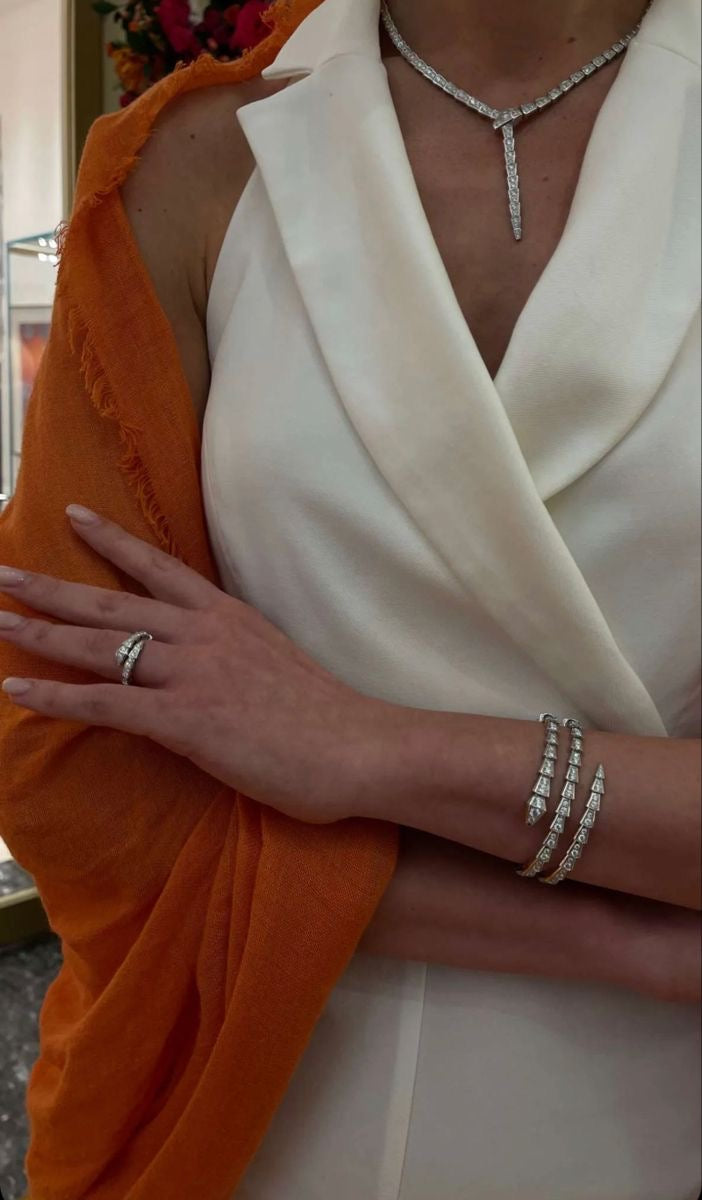 Colar BV serpente cravejado