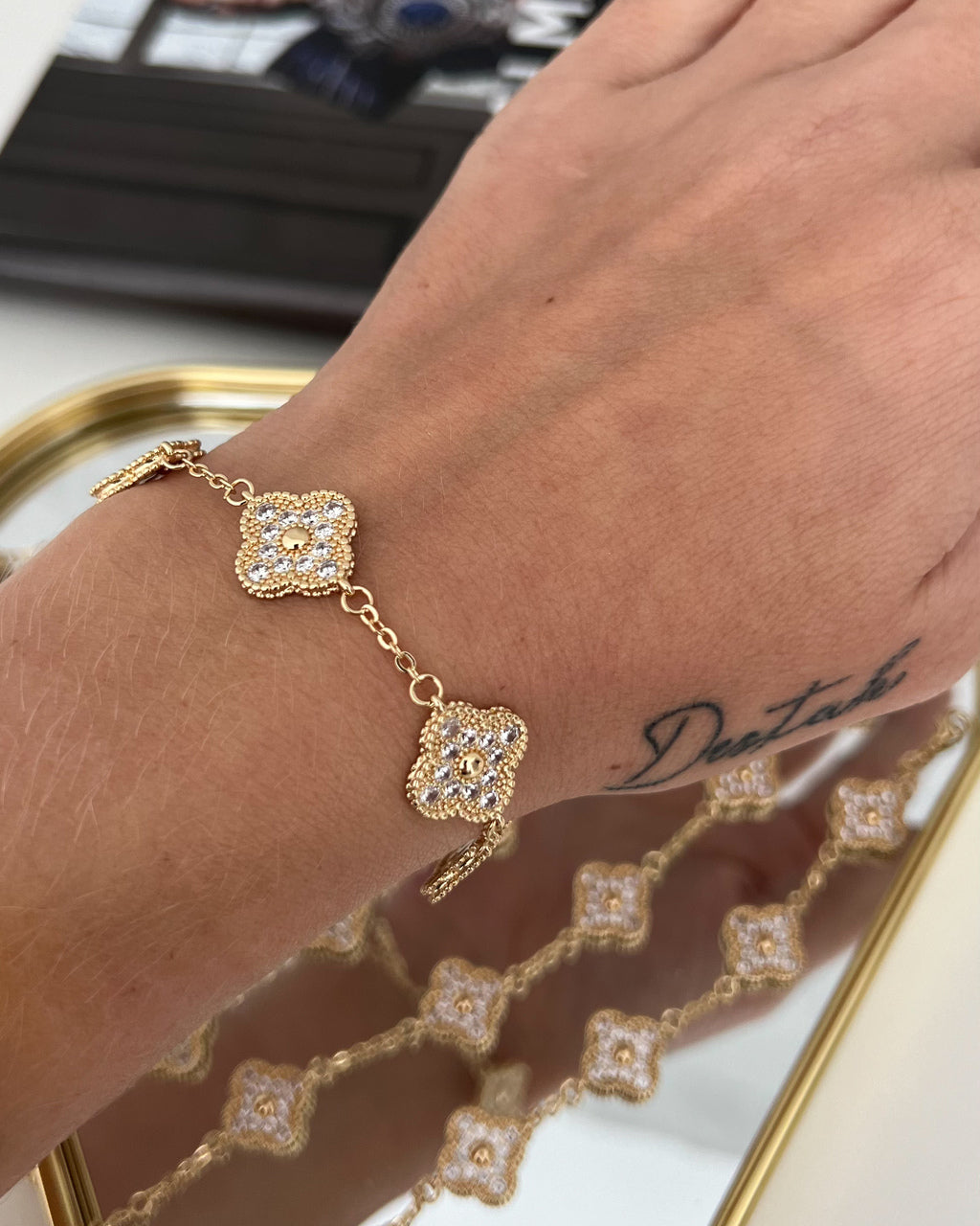 Conjunto Colar, Pulseira & Brinco Van de Trevos Cravejados